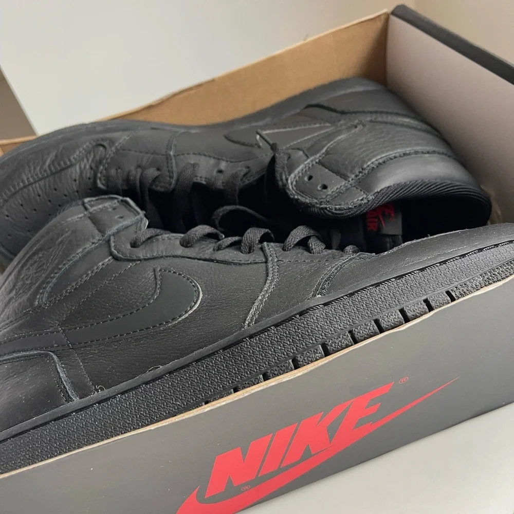 Nike Air Jordan 1 Retro High OG 'Triple Black' sneaker - Picture 9 of 10